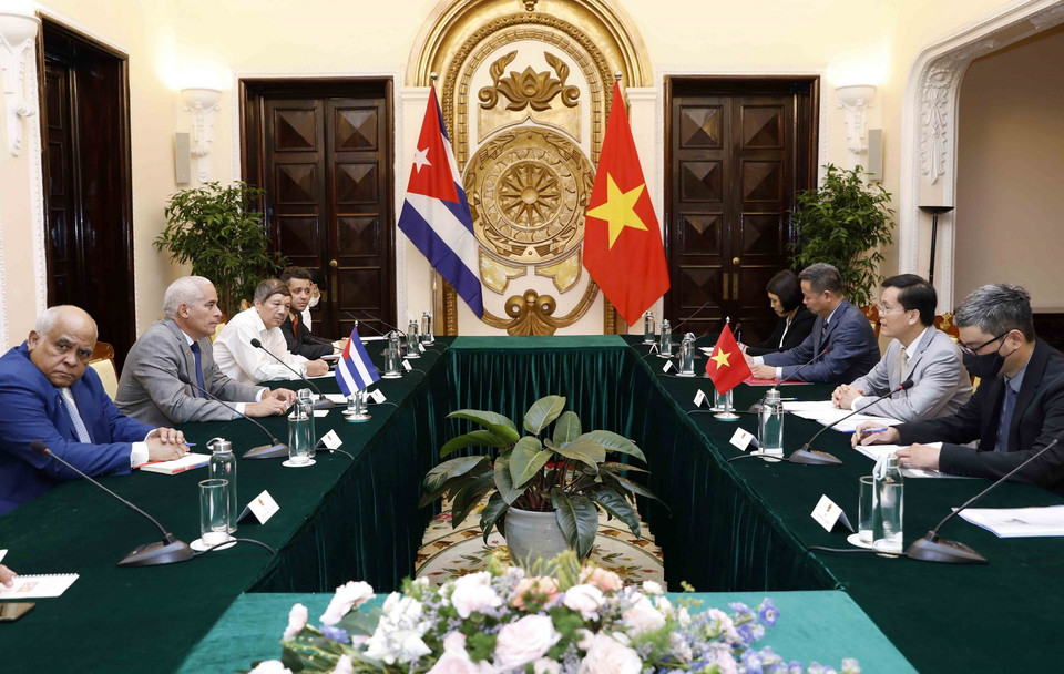 Thứ trưởng Bộ Ngoại giao Việt Nam Hà Kim Ngọc và Thứ trưởng Thứ nhất Bộ Ngoại giao Cuba Gerardo Penalver Portal đồng chủ trì Phiên tham khảo Chính trị cấp Thứ trưởng Ngoại giao Việt Nam-Cuba lần thứ VII. (Ảnh: An Đăng /TTXVN)