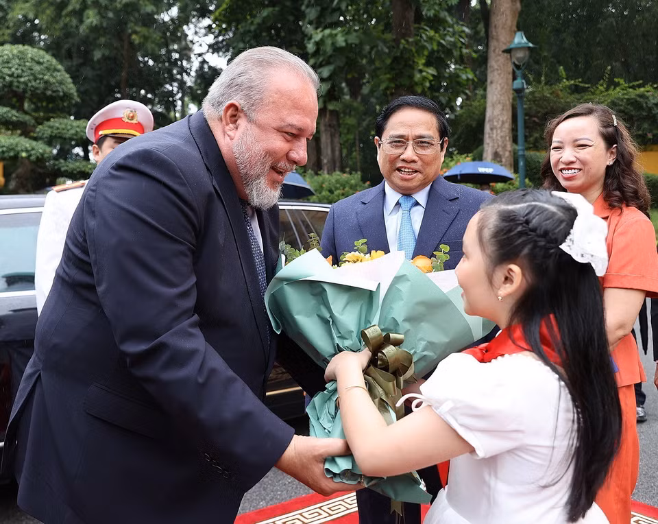 Thiếu nhi Thủ đô tặng hoa chào mừng Thủ tướng nước Cộng hòa Cuba Manuel Marrero Cruz thăm Việt Nam (29/9/2022). (Ảnh: Dương Giang/TTXVN)