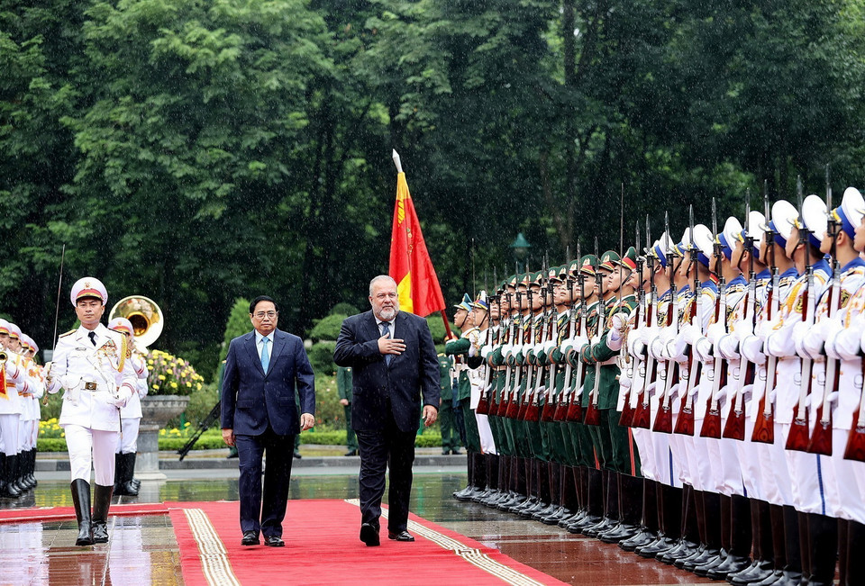 Thủ tướng Phạm Minh Chính và Thủ tướng nước Cộng hòa Cuba Manuel Marrero Cruz duyệt Đội danh dự Quân đội Nhân dân Việt Nam trong chuyến thăm chính thức Việt Nam (29/9/2022). (Ảnh: Dương Giang/TTXVN)