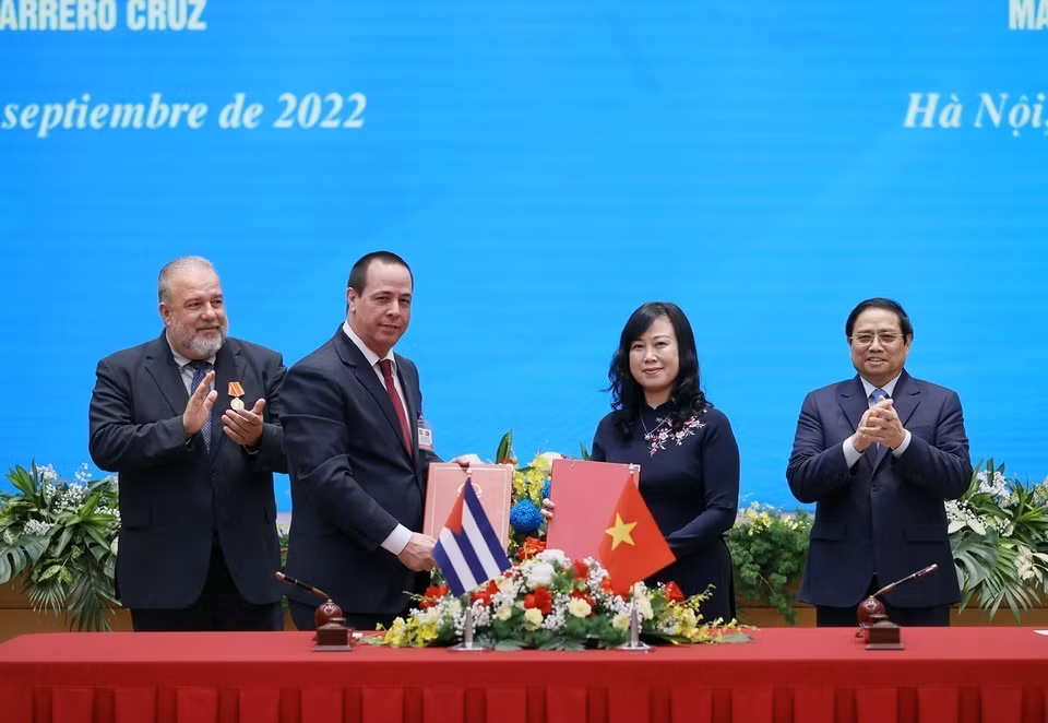 Thủ tướng Phạm Minh Chính và Thủ tướng nước Cộng hòa Cuba Manuel Marrero Cruz chứng kiến Lễ ký Kế hoạch hành động hợp tác y tế giữa Bộ Y tế hai nước (2022) (Ảnh: Dương Giang/TTXVN)