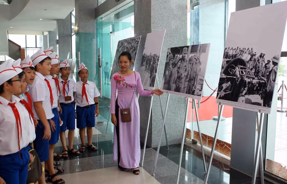 Học sinh Quảng Trị tham quan trưng bày triển lãm ảnh nhân kỷ niệm 45 năm lãnh tụ Cuba Fidel Castro thăm vùng giải phóng miền Nam Việt Nam. (Ảnh: Thanh Tùng/TTXVN)