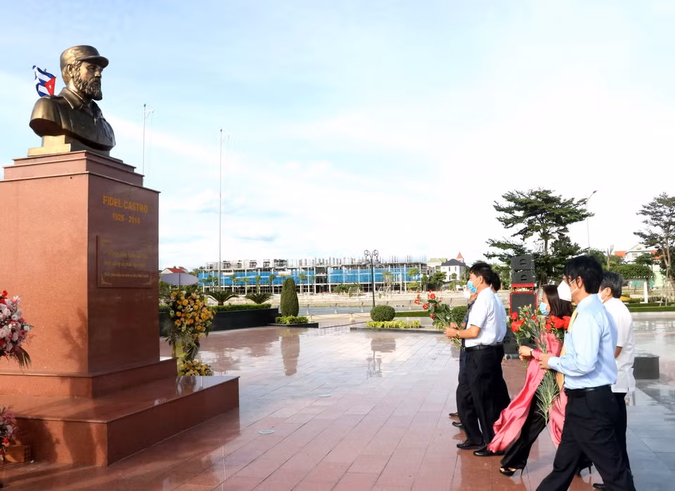 Lãnh đạo tỉnh Quảng Trị dâng hoa tưởng niệm Lãnh tụ Cuba Fidel Castro tại Công viên Fidel Castro ở thành phố Đông Hà nhân kỷ niệm 95 năm Ngày sinh của Ông (2021). (Ảnh: Nguyên Lý/TTXVN)