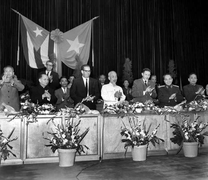 Chủ tịch Hồ Chí Minh cùng các vị lãnh đạo cấp cao Việt Nam tham dự lễ mittinh của hơn 1000 đại biểu các tầng lớp nhân dân thủ đô Hà Nội, chào mừng Đoàn đại biểu Đảng và Chính phủ Cách mạng Cuba, do Tổng thống Osvaldo Dorticós Torrado dẫn đầu sang thăm Việt Nam, cuối tháng 10/1966. (Ảnh: Văn Lượng/TTXVN)