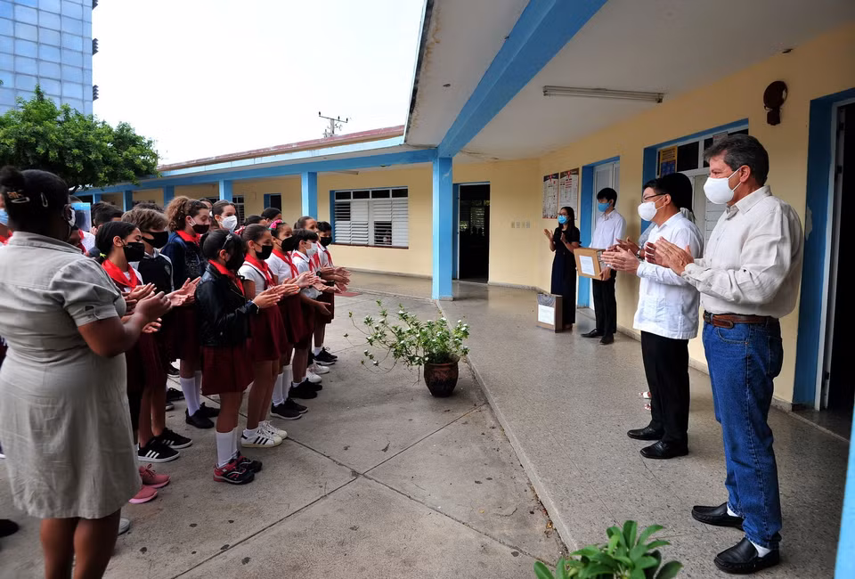 Đại sứ quán Việt Nam tại Cuba phối hợp Viện Cuba hữu nghị với các dân tộc (ICAP) trao những món quà gồm hàng chục bộ máy vi tính và điện thoại di động cho hai trường tiểu học mang tên “Bác Hồ” và “Võ Thị Thắng” tại thủ đô La Habana. (Ảnh: TTXVN)