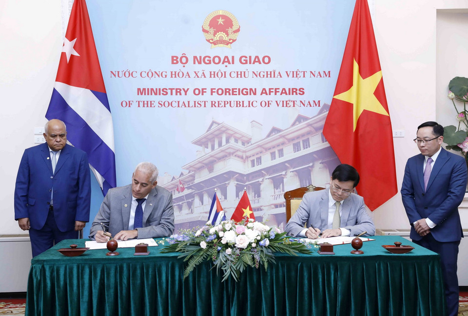 Thứ trưởng Bộ Ngoại giao Việt Nam Hà Kim Ngọc (phải) và Thứ trưởng thứ Nhất Bộ Ngoại giao Cuba Gerardo Penalver Portal ký kết Kế hoạch Tham khảo chính trị giữa Bộ Ngoại giao 2 nước giai đoạn 2023-2025 tại Phiên tham khảo Chính trị cấp Thứ trưởng Ngoại giao Việt Nam-Cuba lần thứ VII. (Ảnh: An Đăng/TTXVN)