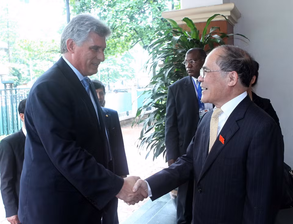 Chủ tịch Quốc hội Nguyễn Sinh Hùng tiếp ông Miguel Díaz-Canel Bermúdez, Phó Chủ tịch thứ nhất Hội đồng Nhà nước và Hội đồng Bộ trưởng Cuba thăm hữu nghị chính thức Việt Nam (21/6/2013). (Ảnh: Nhan Sáng/TTXVN)