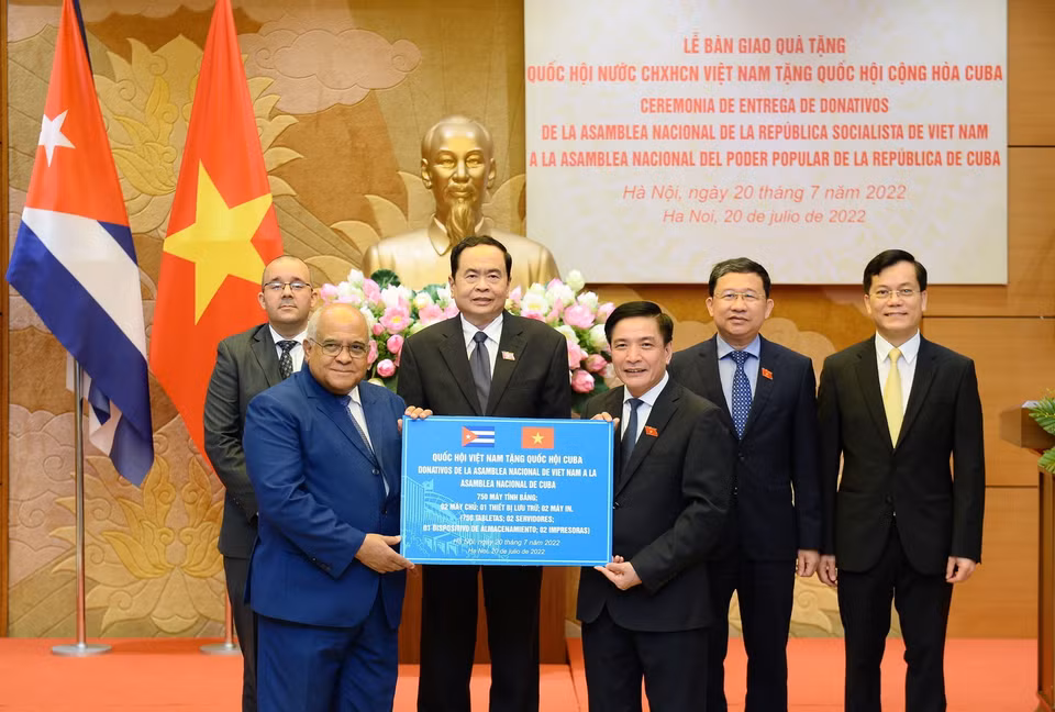 Tổng Thư ký Quốc hội kiêm Chủ nhiệm Văn phòng Quốc hội Bùi Văn Cường trao bảng tượng trưng cho Đại sứ đặc mệnh toàn quyền Cộng hòa Cuba tại Việt Nam Orlando Nicolás Hernández (2022). (Ảnh: Minh Đức/TTXVN)