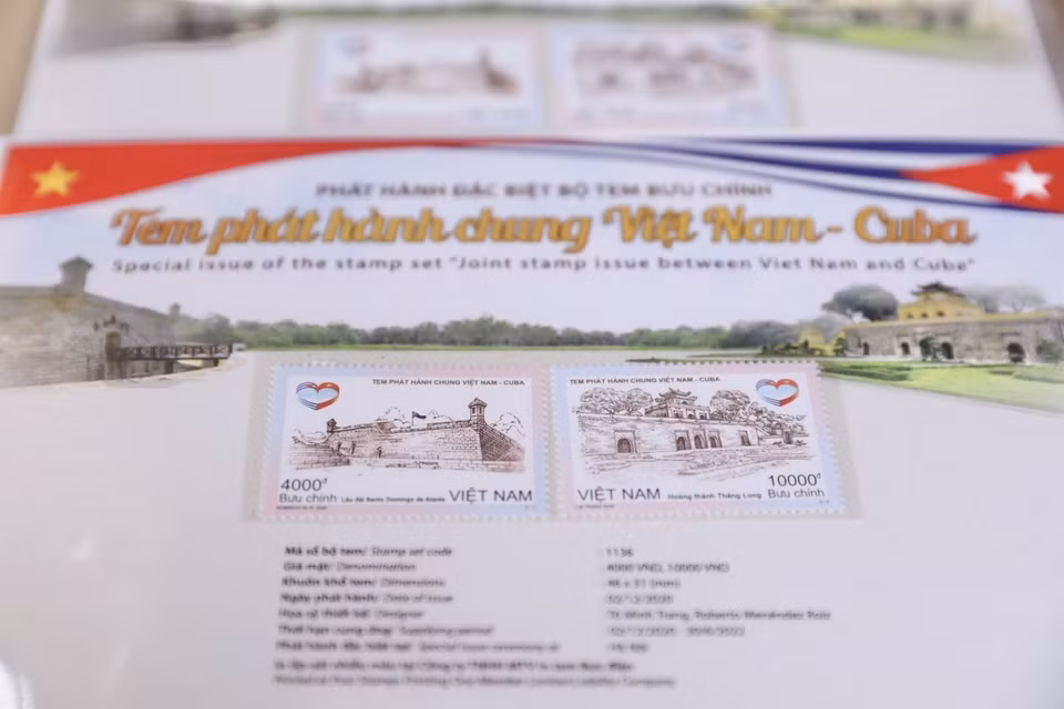  Bộ Thông tin và Truyền thông Việt Nam phối hợp với Bộ Truyền thông Cuba phát hành bộ tem bưu chính “Tem phát hành chung Việt Nam-Cuba.” Bộ tem do họa sỹ Tô Minh Trang (Tổng công ty Bưu điện Việt Nam) và ngài Roberto Menéndez Roiz (Cuba) thiết kế. (Ảnh: Minh Quyết/TTXVN)