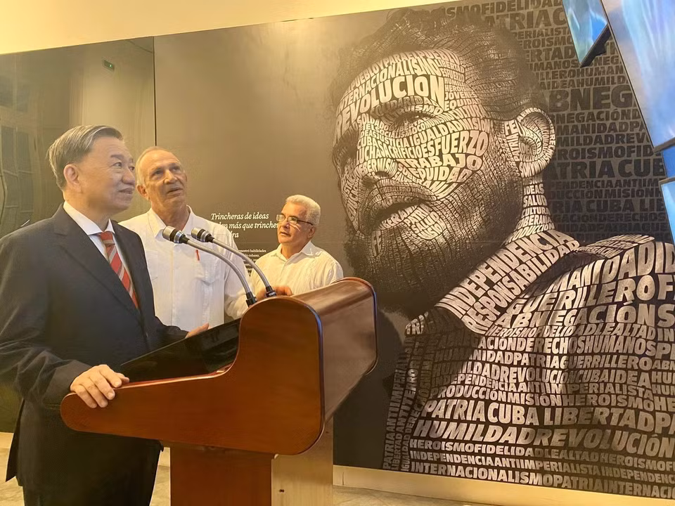 Bộ trưởng Công an Tô Lâm thăm Trung tâm Fidel Castro ở Thủ đô La Habana trong chuyến thăm chính thức Cuba. (Ảnh: Mai Phương/TTXVN)