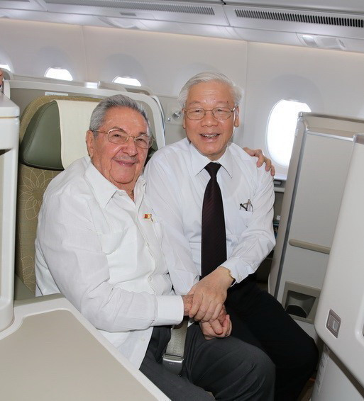 Tổng Bí thư Nguyễn Phú Trọng cùng ông Raul Castro Ruz, Bí thư thứ nhất BCH Trung ương Đảng Cộng sản Cuba, Chủ tịch Hội đồng Nhà nước và Hội đồng Bộ trưởng Cuba trên chuyên cơ Việt Nam đến thăm thành phố Santiago de Cuba, sáng 30/3/2018. (Ảnh: Trí Dũng/TTXVN)