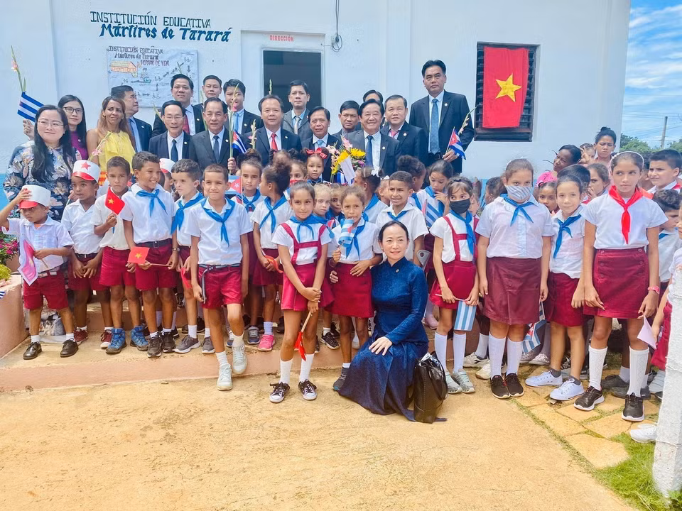 Đoàn công tác Đảng, chính quyền và doanh nghiệp tỉnh Bình Dương thăm trường tiểu học Mártires de Tarará (Những liệt sĩ vùng Tarará) và làng Bến Tre trong chuyến thăm và làm việc tại Cuba. (Ảnh: Mai Phương/TTXVN)