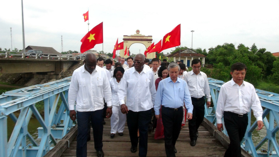 Đoàn đại biểu cấp cao Đảng, Nhà nước Cuba và các đồng chí lãnh đạo Đảng, Nhà nước, lãnh đạo tỉnh Quảng Trị tham quan và cùng đi qua cây cầu Hiền Lương lịch sử, nơi lãnh tụ Fidel Castro từng đến vào năm 1973. (Ảnh: Trịnh Bang Nhiệm/TTXVN)