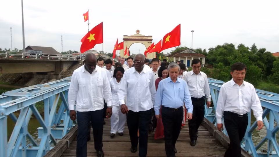 Đoàn đại biểu cấp cao Đảng, Nhà nước Cuba và các đồng chí lãnh đạo Đảng, Nhà nước, lãnh đạo tỉnh Quảng Trị tham quan và cùng đi qua cây cầu Hiền Lương lịch sử, nơi lãnh tụ Fidel Castro từng đến vào năm 1973. (Ảnh: Trịnh Bang Nhiệm/TTXVN)