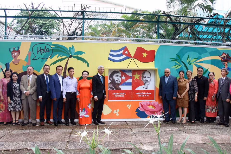 Lễ khánh thành công trình tranh vẽ cổ động về tình hữu nghị nhân dân Việt Nam – Cuba. Bức tranh được vẽ dọc bờ tường phía trước của Tổng Lãnh sự quán Cuba tại Thành phố Hồ Chí Minh (18/5/2022). (Ảnh: Tiến Lực/TTXVN)