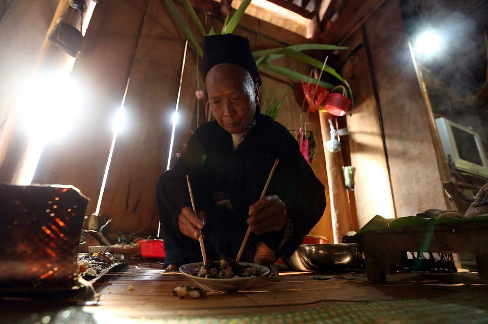 Thầy cúng chuẩn bị đồ lễ. (Ảnh: Pha Tuấn Anh/TTXVN)