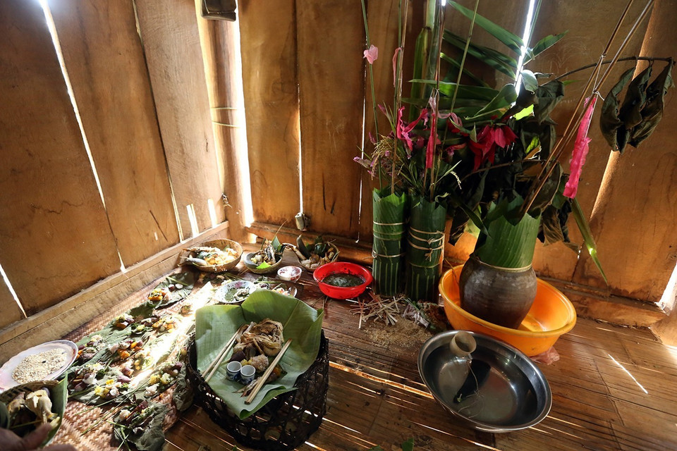 Mâm thờ cúng tổ tiên của đồng bào dân tộc Kháng. (Ảnh: Pha Tuấn Anh/TTXVN)Nhập mô tả cho ảnh