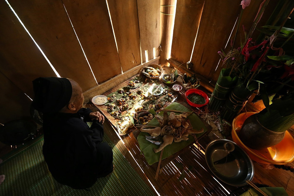 Thầy cúng làm lễ mời tổ tiên về dự. (Ảnh: Pha Tuấn Anh/TTXVN)