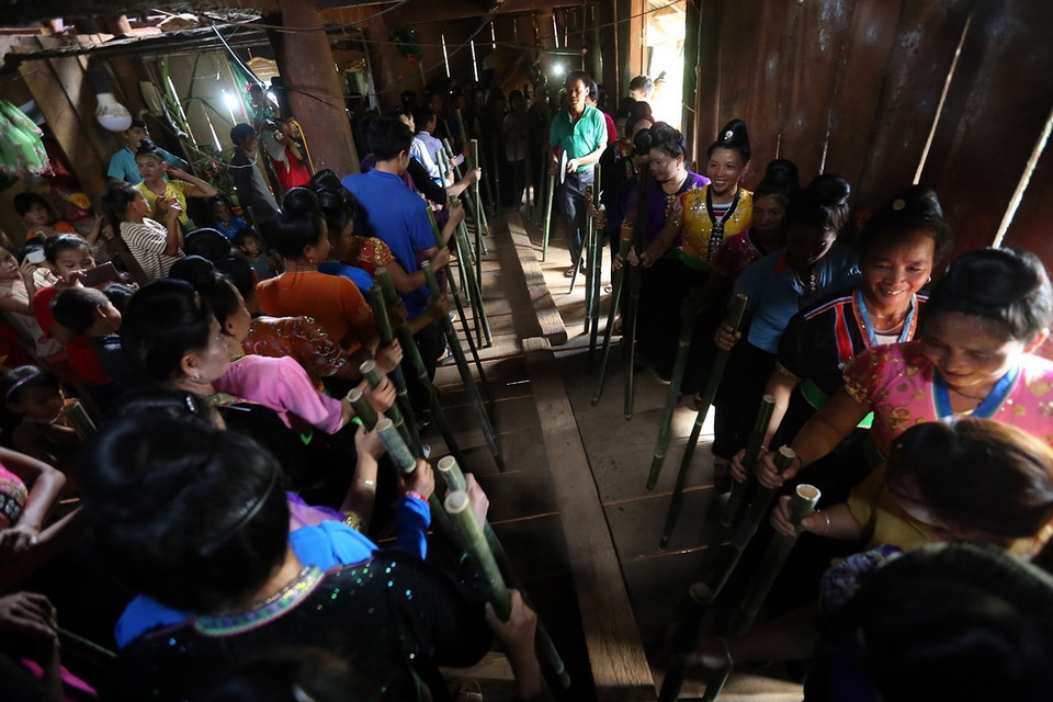 Điệu nhảy Xé Pang vui chơi của người dân trong dịp lễ hội. (Ảnh: Pha Tuấn Anh/TTXVN)