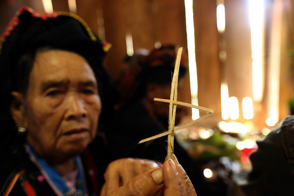 Peng chẹp kha là đồ vật hình chữ A được đan từ lạt, để đại diện cho chủ hộ trong dòng họ về dự lễ. (Ảnh: Pha Tuấn Anh/TTXVN)
