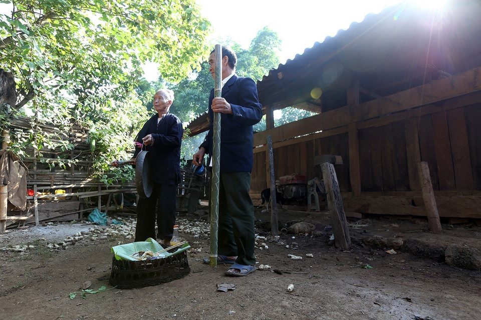 Nghi thức thờ cúng thần thổ địa, xin phép cho dòng họ được tổ chức lễ hội. (Ảnh: Pha Tuấn Anh/TTXVN)