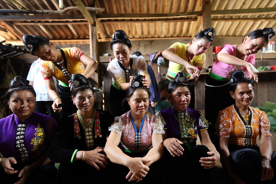 Trang điểm trong ngày lễ hội. (Ảnh: Pha Tuấn Anh/TTXVN)