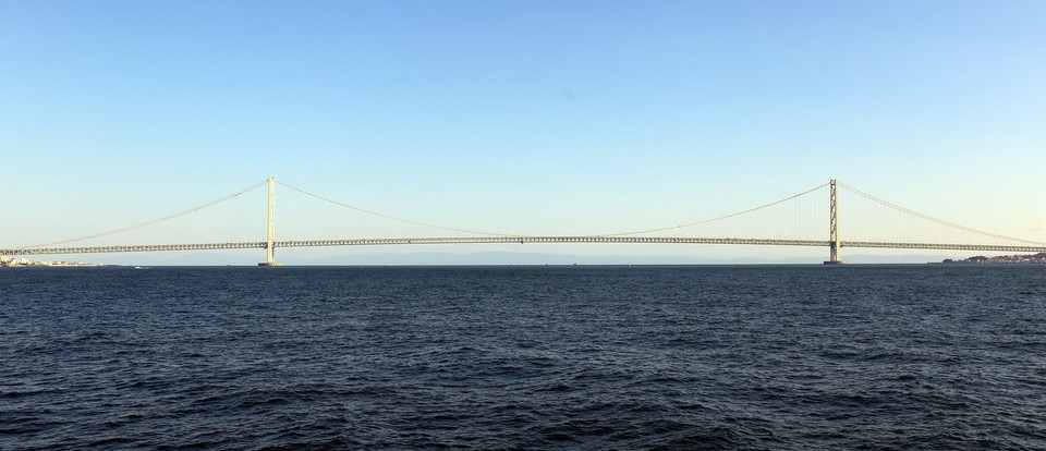 Cầu Akashi-Kaikyo (tên tiếng Anh là Pearl Bridge, tạm dịch: cầu Trân châu) là một cầu treo kiểu kết cấu dây võng ở Nhật Bản bắc qua vịnh Akashi; nối Maiko ở Kobe với Iwaya của đảo Awaji và là một phần trong tuyến đường cao tốc Honshu-Shikoku. (Ảnh: Huy Hùng/TTXVN)