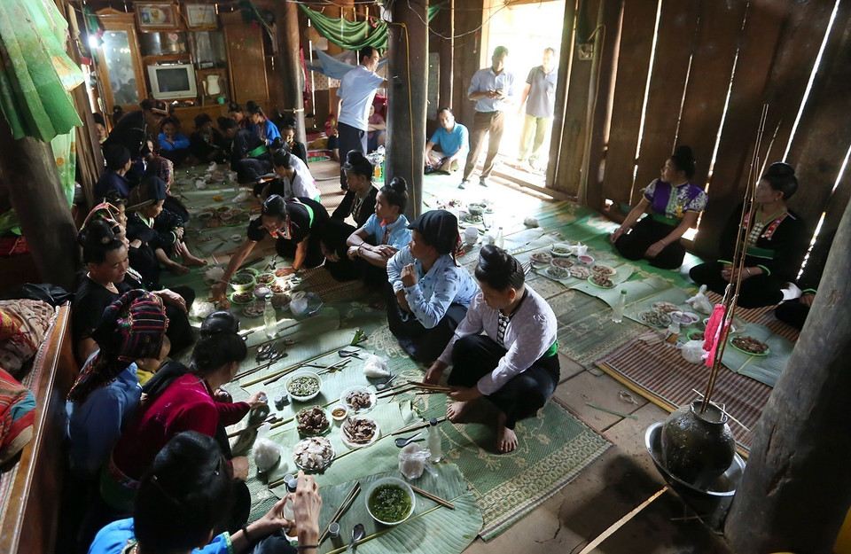 Ngày hội là ngày các anh em trong dòng họ từ các nơi trở về gặp nhau. (Ảnh: Pha Tuấn Anh/TTXVN)