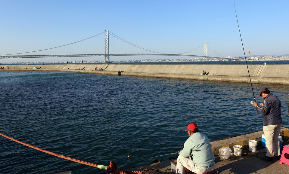 Cầu Akashi-Kaikyo nhìn từ đảo Awaji. (Ảnh: Huy Hùng/TTXVN)