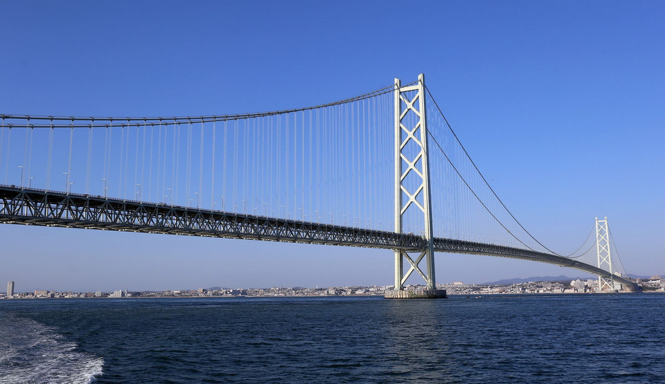 Đây là cây cầu treo có nhịp dài nhất thế giới tại thời điểm đó; chiều dài nhịp chính là 1.991m, hai nhịp biên dài 960m, với tổng chiều dài cầu là 3.911m. (Ảnh: Huy Hùng/TTXVN)