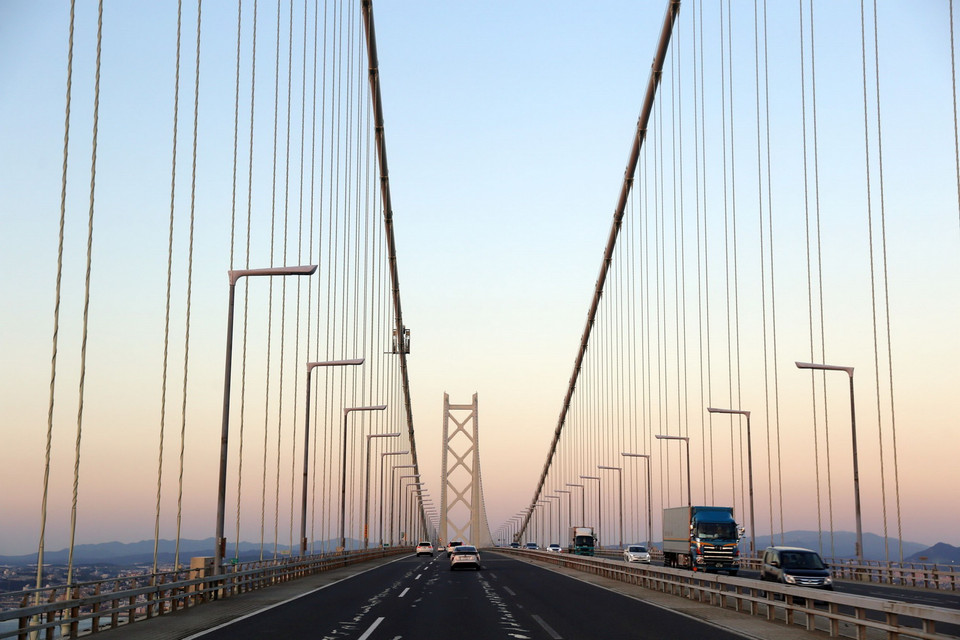 Cây cầu này cũng được thiết kế làm việc như hệ thống cân bằng dạng con lắc để điều chỉnh các dao động thường xuyên chống lại các lực tác dụng lên nó. (Ảnh: Huy Hùng/TTXVN)