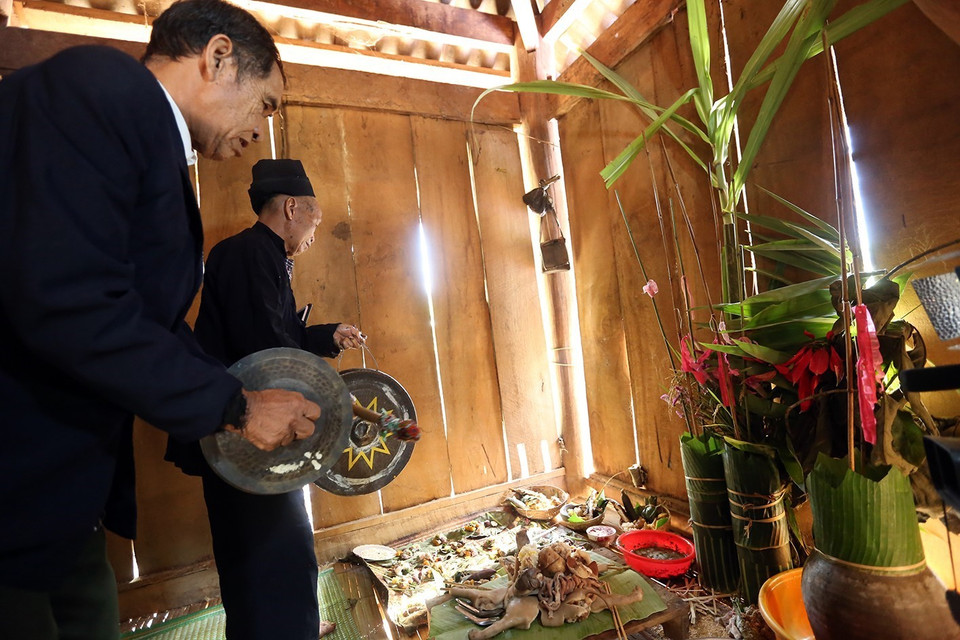 Nghi thức gõ chiêng mời tổ tiên ông bà về tham dự lễ hội cùng các con cháu. (Ảnh: Pha Tuấn Anh/TTXVN)