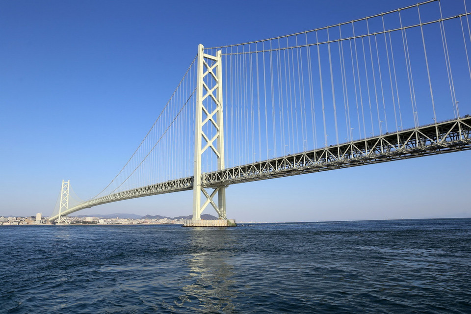 Cầu được bắt đầu xây dựng từ tháng 4/1986 hoàn thành vào tháng 4/1998 với tổng chi phí ước tính khoảng 500 tỷ yen (5 tỷ USD). (Ảnh: Huy Hùng/TTXVN)