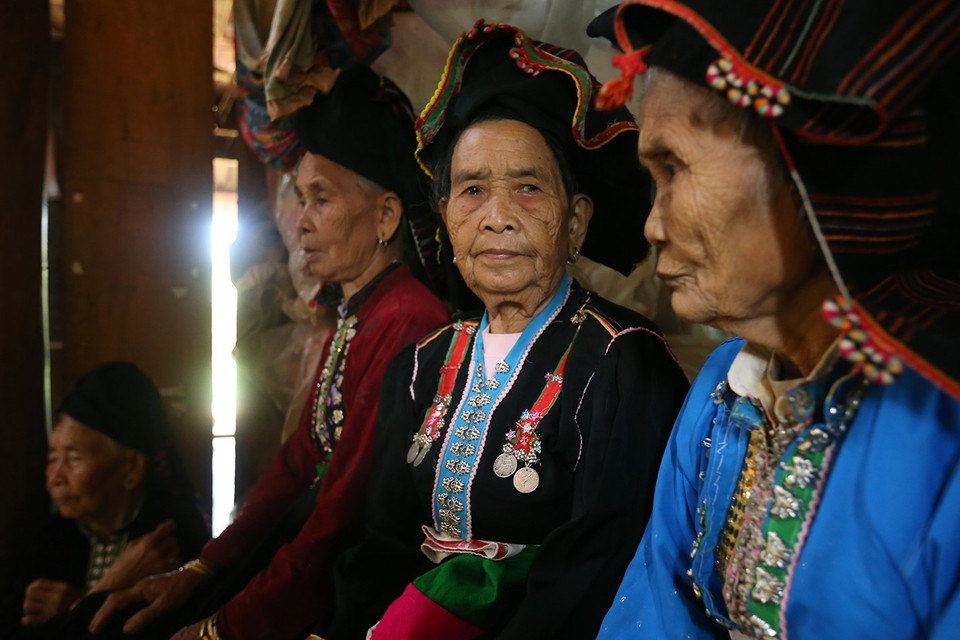 Những người già cùng con cháu trong dòng họ về dự lễ Pang Phóong. ( Ảnh: Pha Tuấn Anh/TTXVN)