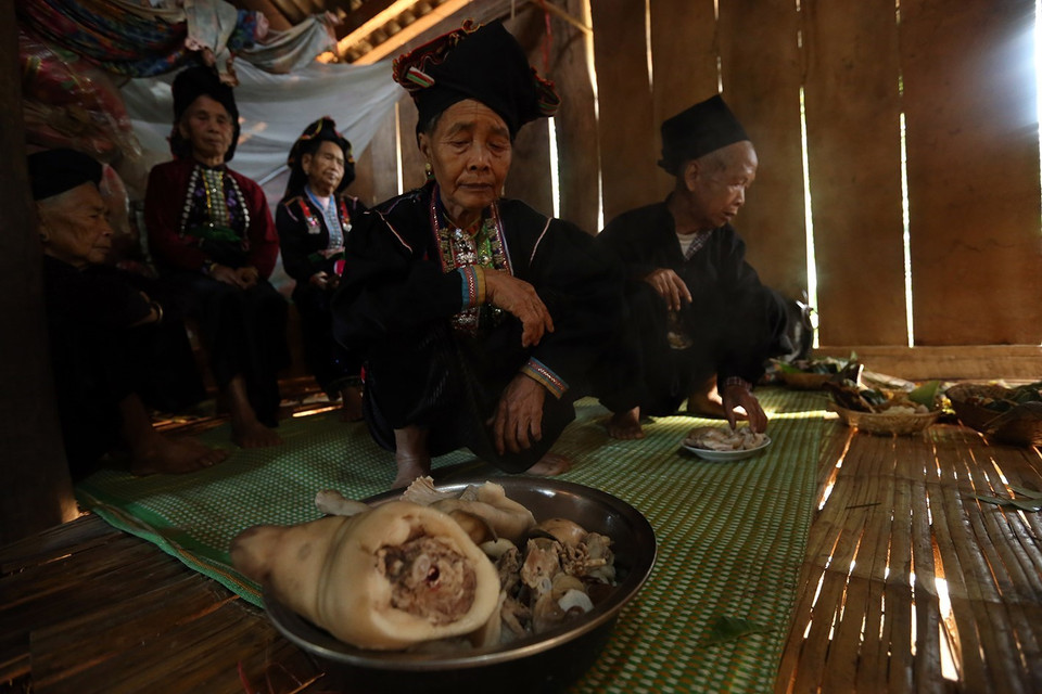 Món thịt lợn không thể thiếu trong mâm cúng của đồng bào dân tộc Kháng. (Ảnh: Pha Tuấn Anh/TTXVN)