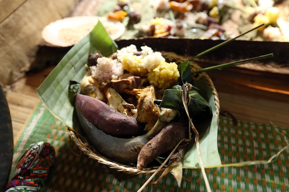 Lễ vật mang đến cúng tổ tiên của một hộ trong dòng họ. (Ảnh: Pha Tuấn Anh/TTXVN)