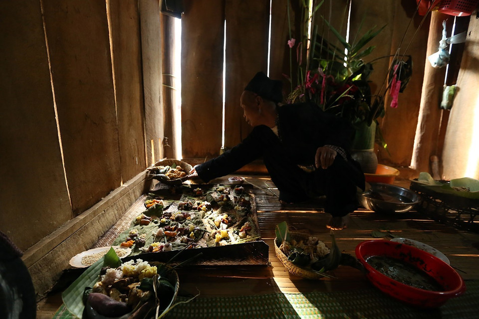 Đồ thờ cúng được chuẩn bị từ sáng sớm. (Ảnh: Pha Tuấn Anh/TTXVN)