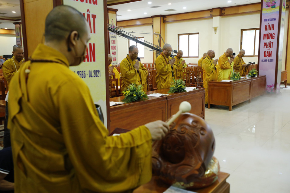 Các hòa thượng và chư tôn đức tụng bản Kinh chuyển pháp luân. (Ảnh: Minh Đức/TTXVN)