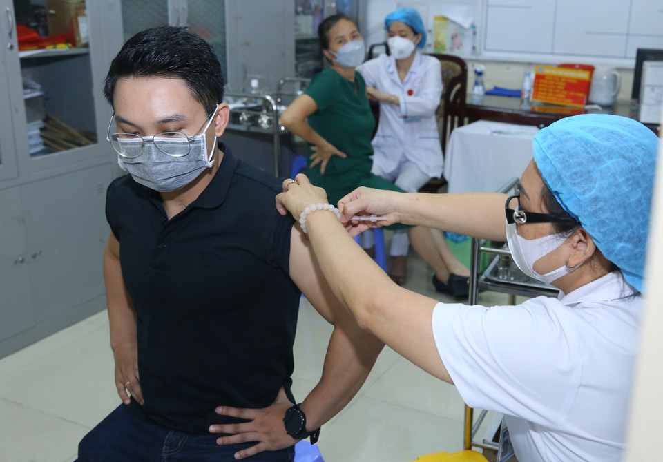 Tiêm vaccine Moderna cho người dân quận Hoàn Kiếm sáng 28/7. (Ảnh: Hoàng Hiếu/TTXVN)
