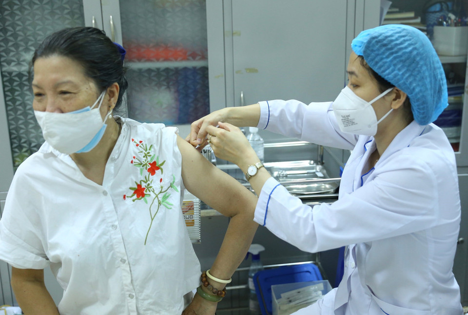 Người lớn tuổi là một trong 10 đối tượng được ưu tiên tiêm sớm (ảnh chụp sáng 28/7 tại Trường tiểu học Nguyễn Du, Hoàn Kiếm). (Ảnh: Hoàng Hiếu/TTXVN)