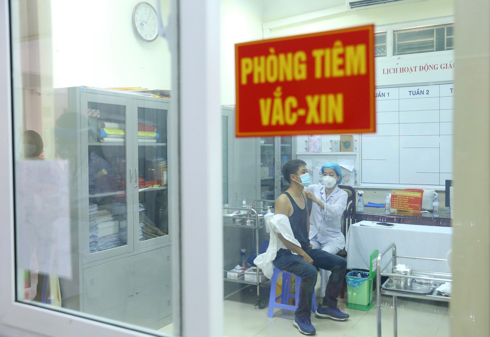Từ 27/7, Hà Nội bắt đầu chiến dịch tiêm chủng vaccine ngừa COVID-19 lớn nhất trong lịch sử, dự kiến từ tháng 7/2021 đến 4/2022, cho trên 5,1 triệu người dân, xếp theo thứ tự ưu tiên, sau đó mở rộng sang các đối tượng khác tại các trung tâm y tế quận, huyện, thị xã với cả ba loại vaccine gồm AstraZeneca, Pfizer và Moderna. (Ảnh: Hoàng Hiếu/TTXVN)