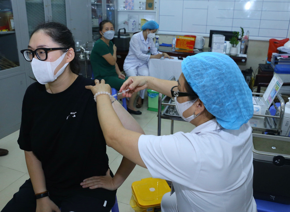 Tiêm vaccine Moderna cho người dân quận Hoàn Kiếm sáng 28/7. (Ảnh: Hoàng Hiếu/TTXVN)