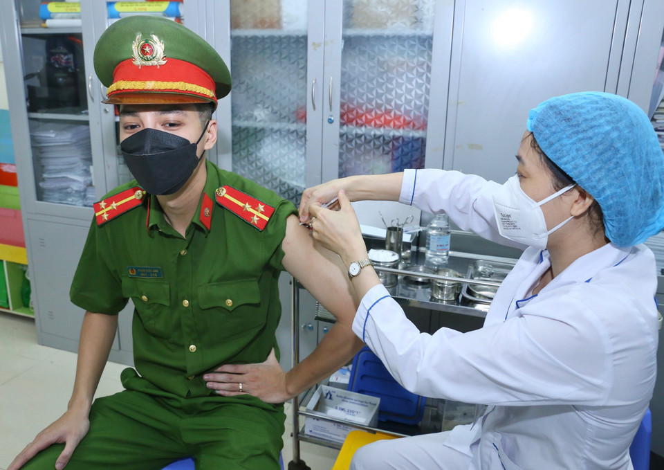 Tiêm vaccine Moderna cho đối tượng ưu tiên quận Hoàn Kiếm sáng 28/7. (Ảnh: Hoàng Hiếu/TTXVN)