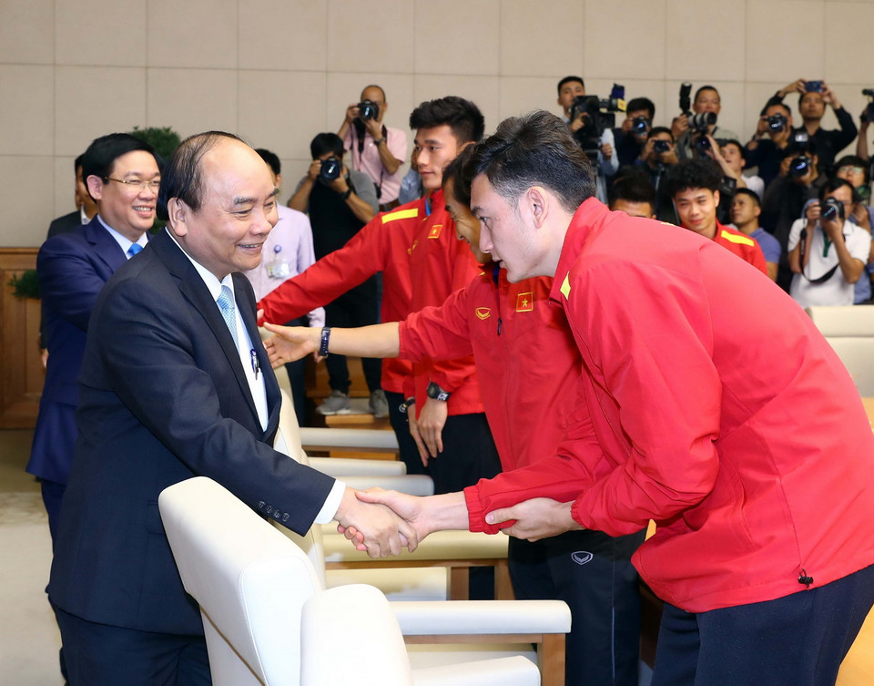 Thủ tướng Nguyễn Xuân Phúc và thủ môn Đặng Văn Lâm. (Ảnh: Thống Nhất/TTXVN)