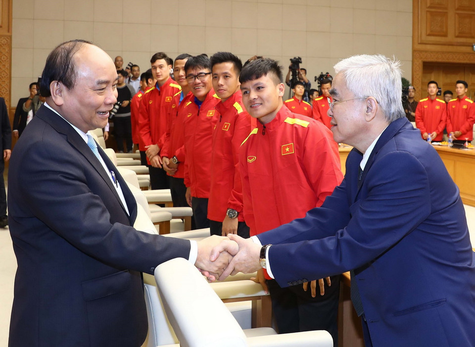 Thủ tướng Nguyễn Xuân Phúc bắt tay cựu Chủ tịch Liên đoàn bóng đá Việt Nam VFF Lê Hùng Dũng. (Ảnh: Thống Nhất/TTXVN)