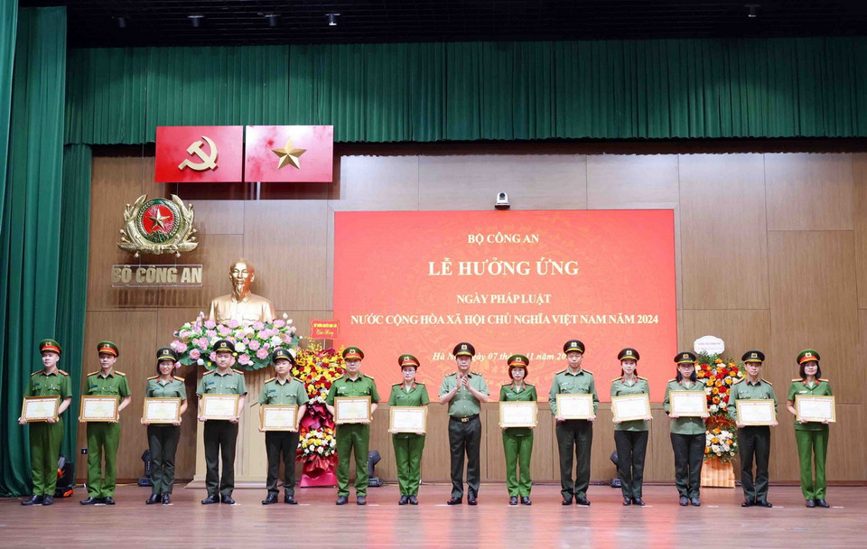 Trung tướng Lê Quốc Hùng, Thứ trưởng Bộ Công an, trao Bằng khen của Bộ trưởng Bộ Công an tặng các cá nhân có thành tích xuất sắc. (Ảnh: Phạm Kiên/TTXVN)