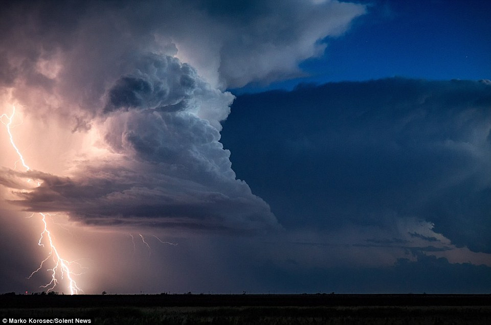 Korosec cho biết anh thường ngồi ở xa để quan sát sét đánh trong các cơn bão, với khoảng cách dao động từ 1-2km (Nguồn: Daily Mail)