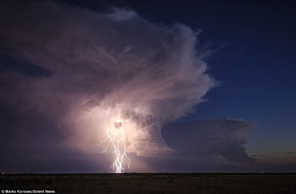 Sét đánh sáng trời trong một cơn bão diễn ra tại vùng Trung Tây Mỹ (Nguồn: Daily Mail)