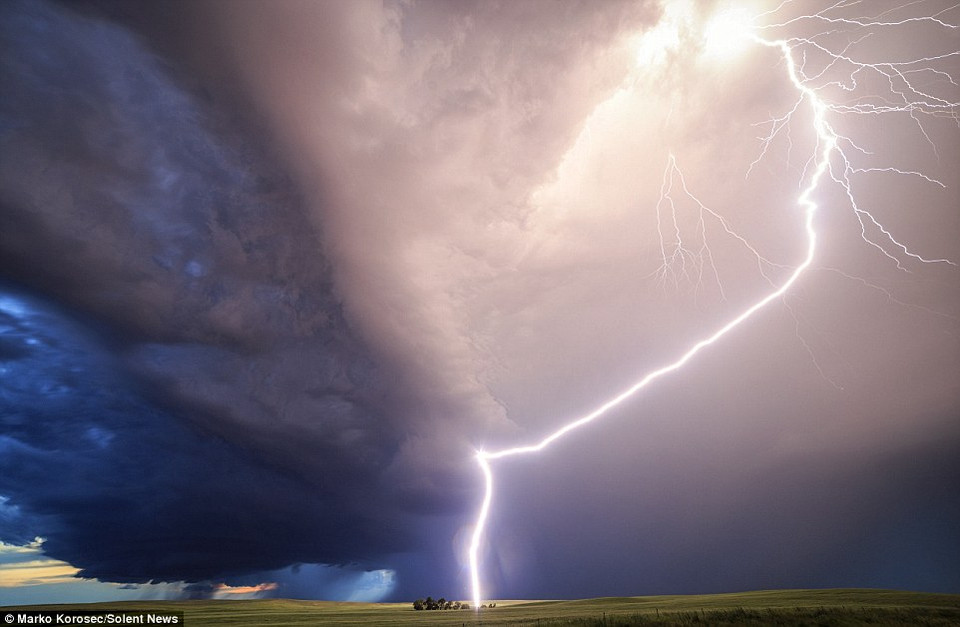 Korosec cho biết anh theo nghề khí tượng học và có sở thích đuổi theo các cơn bão trong nhiều năm qua (Nguồn: Daily Mail)