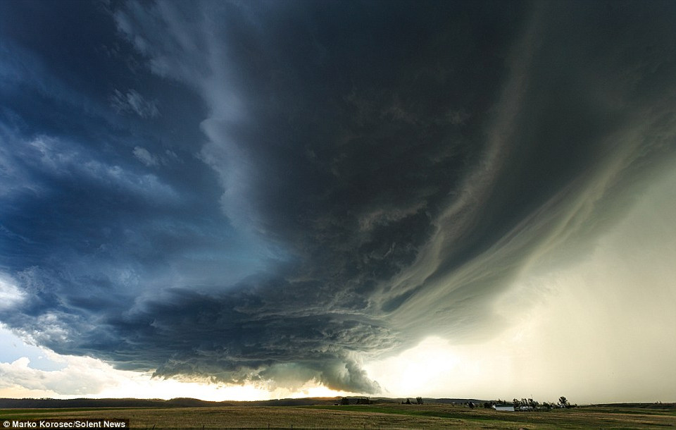 Ảnh của Korosec đều mô tả mẹ thiên nhiên ở trạng thái cuồng nộ nhất (Nguồn: Daily Mail)