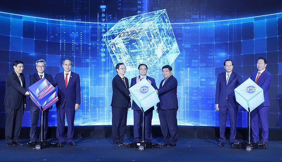 Thủ tướng Phạm Minh Chính và các đại biểu thực hiện nghi thức khánh thành Cơ sở hoạt động Mới của Trung tâm Đổi mới Sáng tạo Quốc gia (NIC), Khu Công nghệ Cao Hòa Lạc. (Ảnh: Dương Giang/TTXVN)